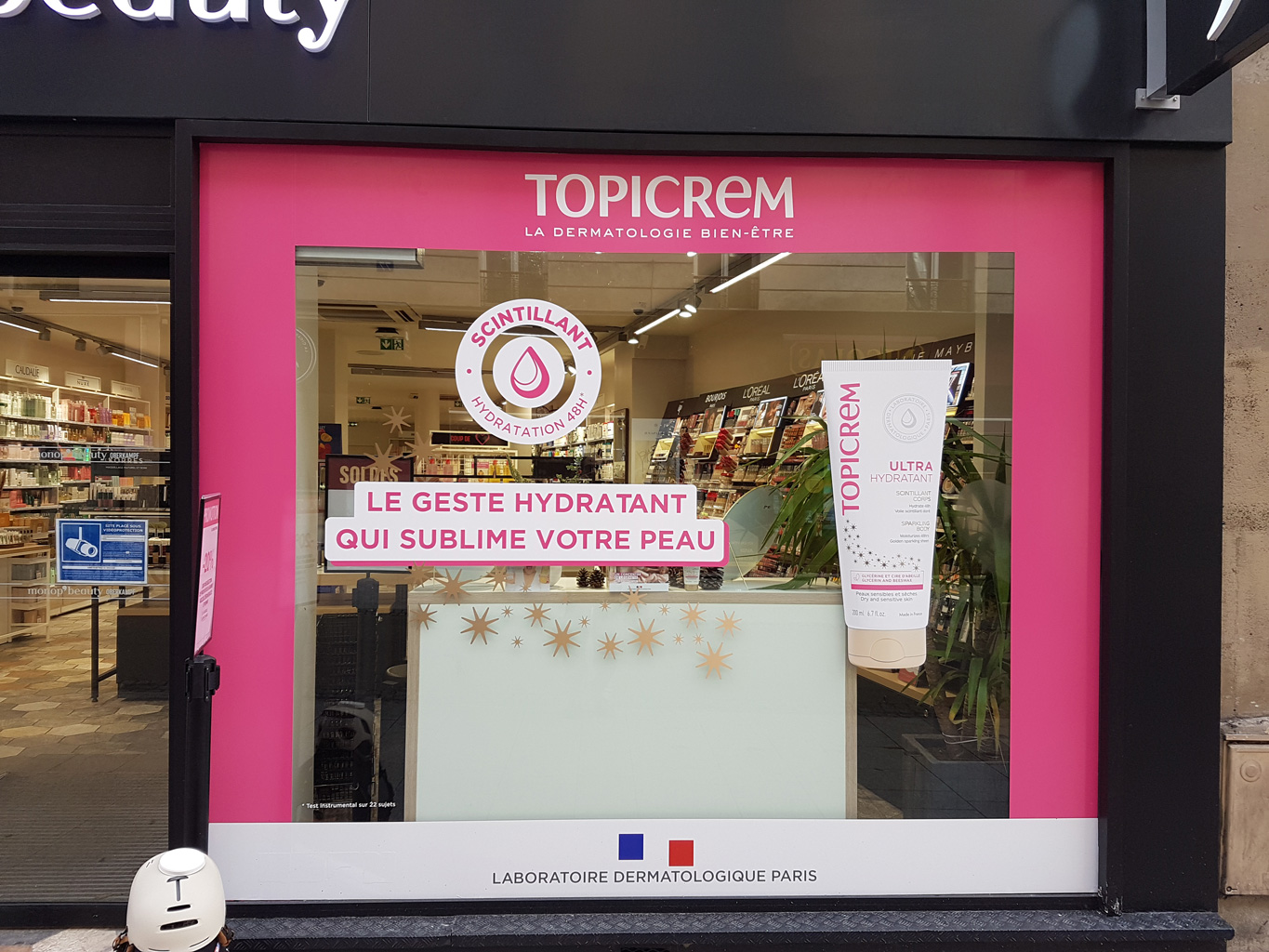 Poseur adhésif, signalétique et installation de décors