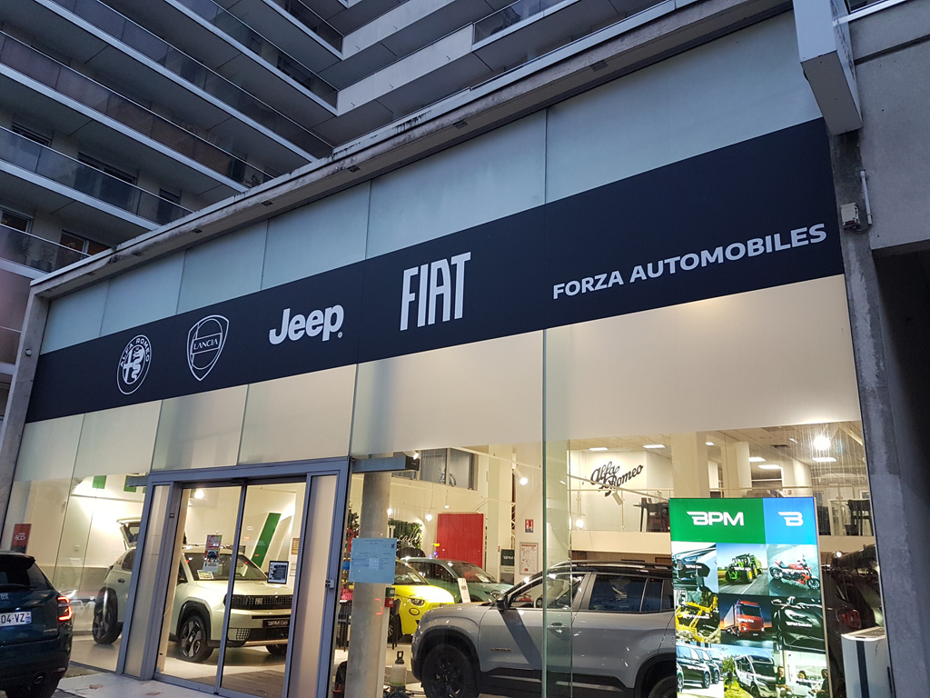 Poseur films adhésifs, vitrophanie, Paris, signalétique et installation de décors