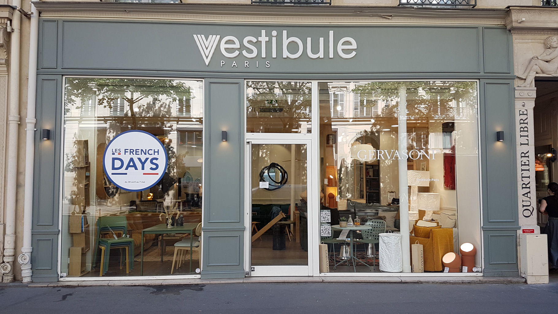 Poseur adhésif, signalétique et installation de décors