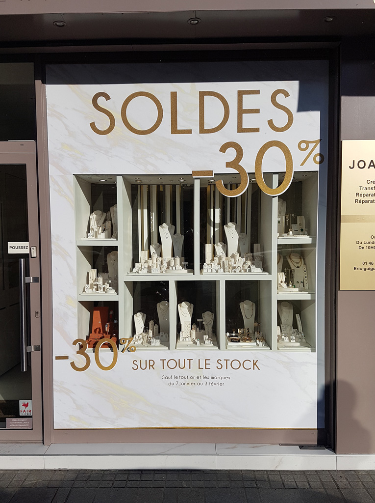 Poseur adhésif, signalétique et installation de décors